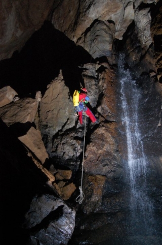  Rappelling exploration 